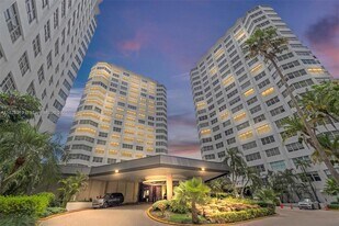 905 Brickell Bay Dr, Unit 1823 in Miami, FL - Building Photo