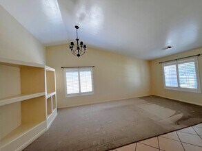 3407 Kimmie Rachelle Ct in Bakersfield, CA - Building Photo - Building Photo