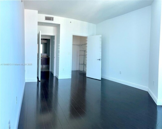 1900 N Bayshore Dr in Miami, FL - Building Photo - Building Photo