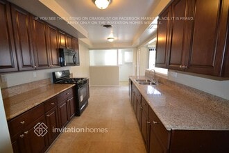 10127 Foothill Blvd in Sylmar, CA - Foto de edificio - Building Photo