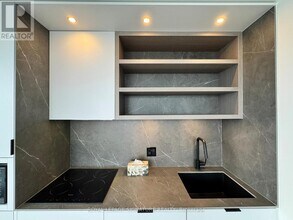 55 Charles St E in Toronto, ON - Building Photo - Building Photo