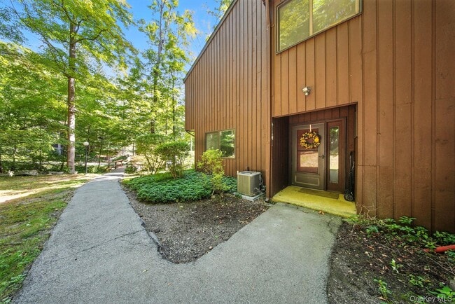 property at 4 Aspen Ct