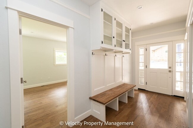 924 NW Riverside Blvd in Bend, OR - Building Photo - Building Photo