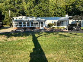 1773 PA-982 in Mount Pleasant, PA - Building Photo