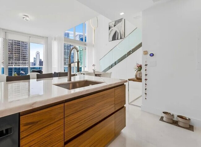 200 Biscayne Boulevard Way, Unit 1406 in Miami, FL - Building Photo - Building Photo