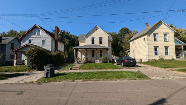 656 Kling St in Akron, OH - Foto de edificio - Building Photo