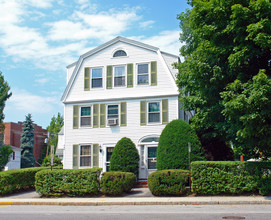 747 Main St in Westbrook, ME - Foto de edificio - Building Photo