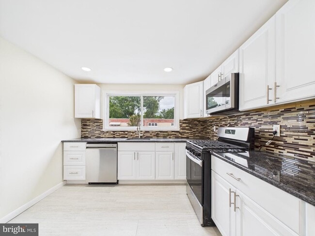 2033 Valleyview Dr in Folcroft, PA - Building Photo - Building Photo