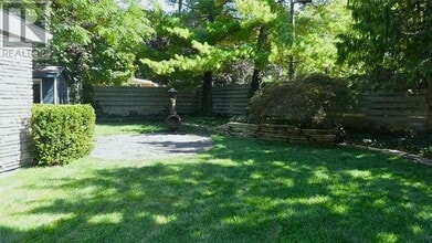 1045 Lombardy Dr in Sarnia, ON - Building Photo - Building Photo