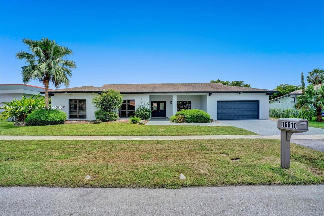 16610 Royal Poinciana Dr in Weston, FL - Building Photo