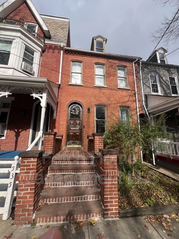 property at 533 W Walnut St