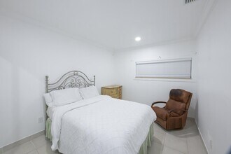 4591 Purdy Ln in West Palm Beach, FL - Foto de edificio - Building Photo