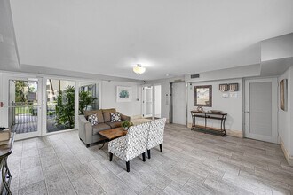 800 E Camino Real in Boca Raton, FL - Building Photo - Building Photo
