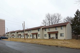 Township Village Apartments in East Alton, IL - Foto de edificio - Building Photo