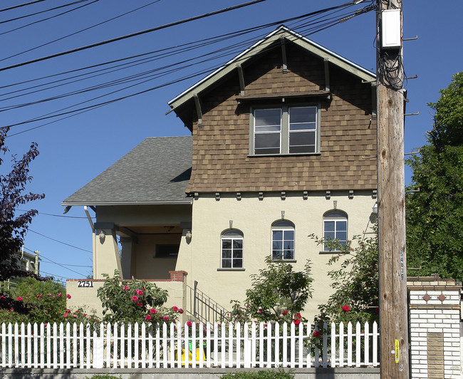 2749 26th Ave in Oakland, CA - Foto de edificio - Building Photo