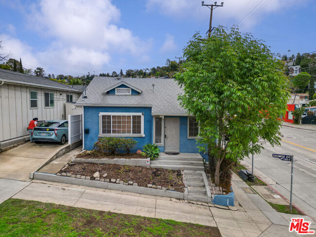 1300 Sanborn Ave in Los Angeles, CA - Foto de edificio - Building Photo