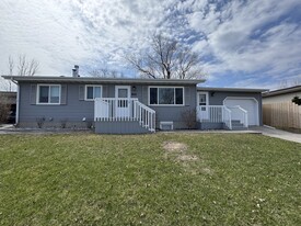 825 11th Ave W in West Fargo, ND - Building Photo