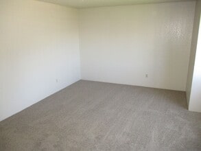 211 W Bolz Rd in Phoenix, OR - Building Photo - Building Photo