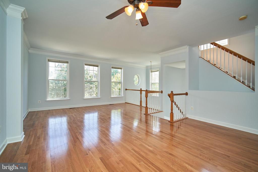 19147 Commonwealth Terrace in Leesburg, VA - Building Photo