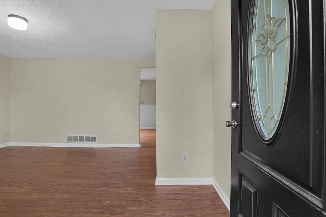 2464 Queenswood Dr in Columbus, OH - Foto de edificio - Building Photo