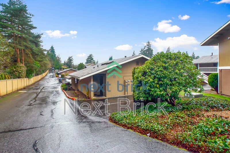 14140 SE 17th Pl in Bellevue, WA - Foto de edificio