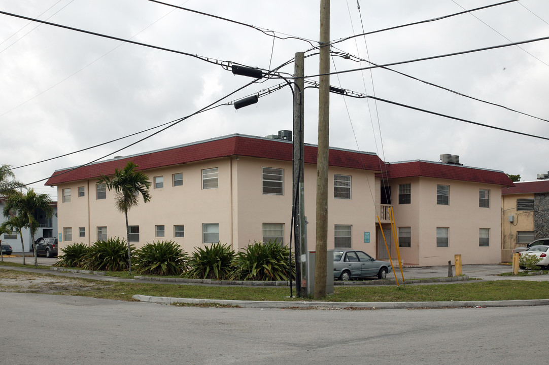 700 W 16th St in Hialeah, FL - Foto de edificio