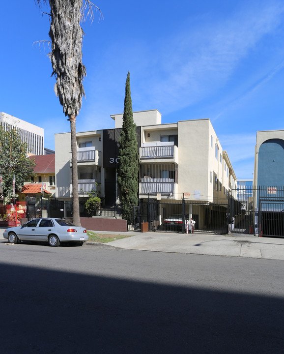 3029 Leeward Ave in Los Angeles, CA - Building Photo