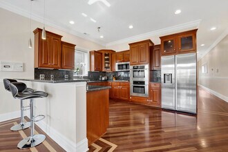 911 W Roscoe St, Unit 4 in Chicago, IL - Foto de edificio - Building Photo
