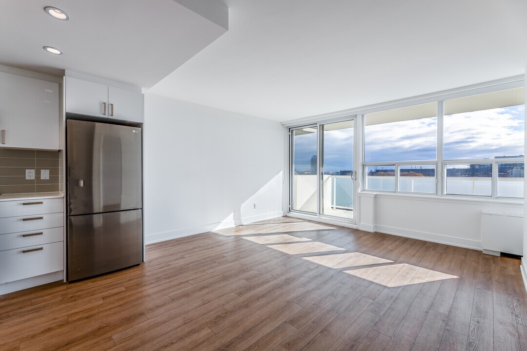 The Kingsview in Toronto, ON - Building Photo