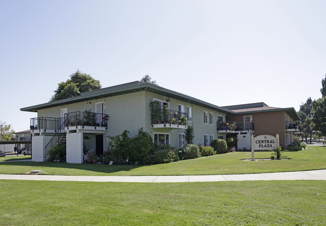 Central Plaza in Santa Maria, CA - Building Photo