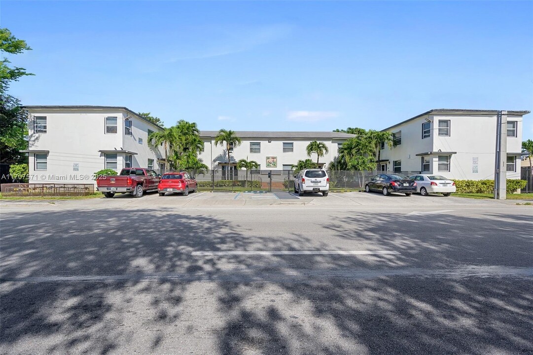 571 NE 82nd St in Miami, FL - Building Photo