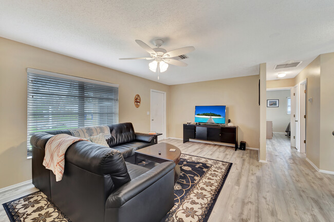 561 Cabana Rd in Venice, FL - Building Photo - Building Photo