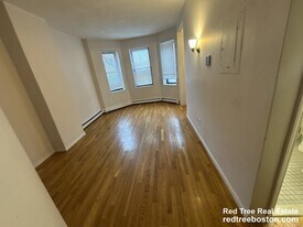 67 S Huntington Ave, Unit 1 in Boston, MA - Building Photo
