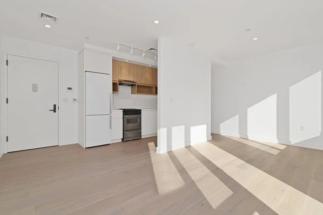 2-22 51st Avenue in Queens, NY - Building Photo
