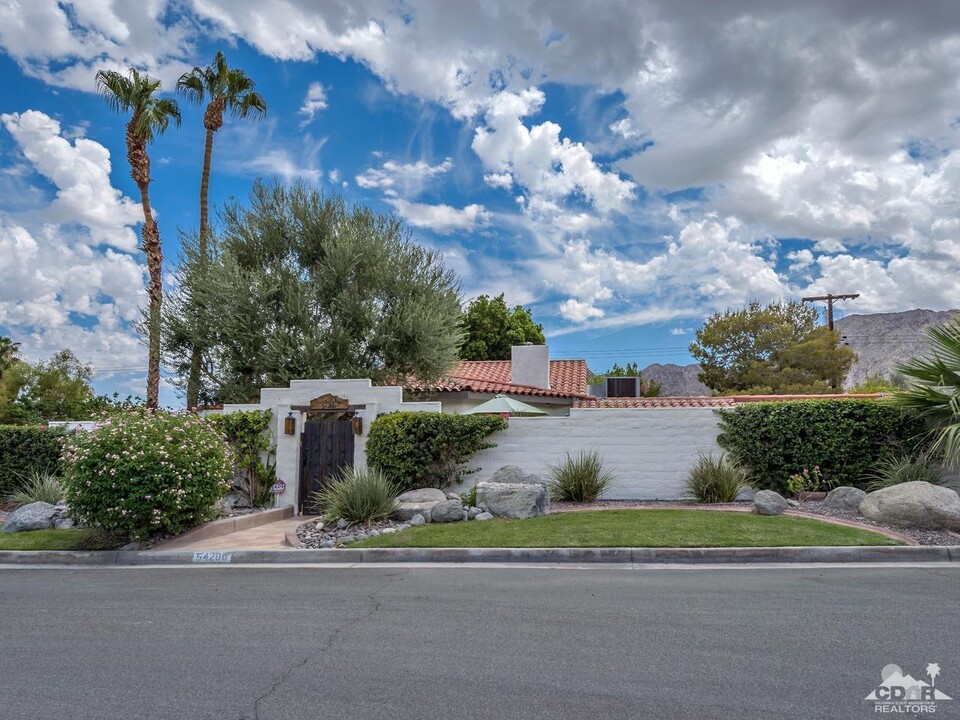 54200 Avenida Cortez in La Quinta, CA - Foto de edificio