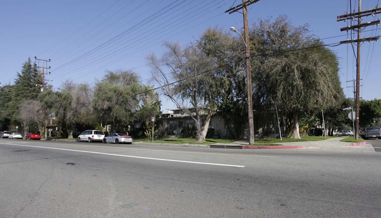 5700 Hazeltine Ave in Van Nuys, CA - Building Photo