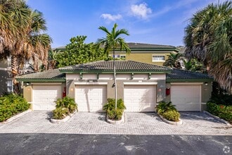 Quantum Lake Villas Apartments in Boynton Beach, FL - Building Photo - Building Photo