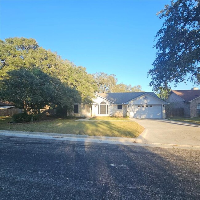 1701 Century Oaks Dr in Lockhart, TX - Foto de edificio - Building Photo