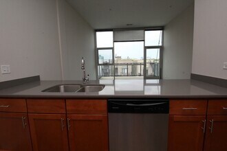 1540 W Fullerton Ave, Unit 407-PH in Chicago, IL - Building Photo - Building Photo