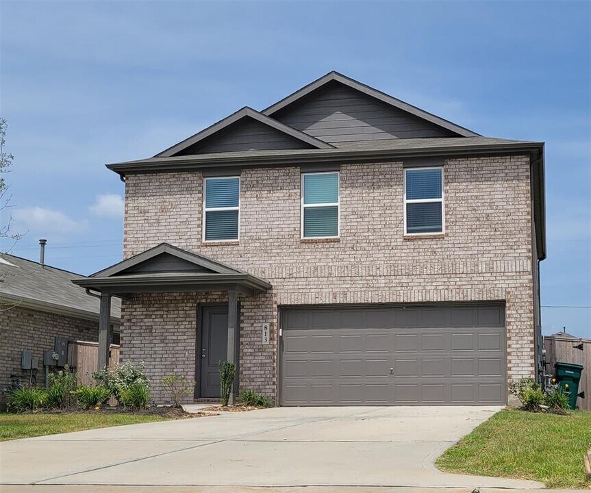 813 Vlg Brk Dr in Willis, TX - Building Photo