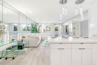 100 Lincoln Rd in Miami Beach, FL - Building Photo - Building Photo