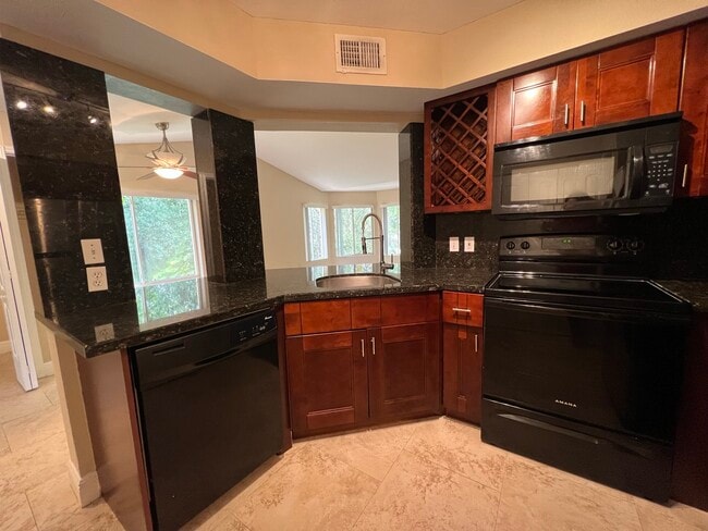 2460 NW 33rd St in Oakland Park, FL - Building Photo - Building Photo