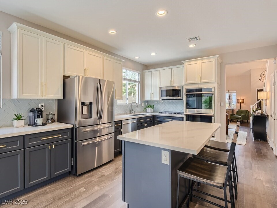 1413 Woodmore Dr in Las Vegas, NV - Building Photo