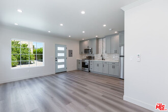 2037 Greenfield Ave in Los Angeles, CA - Foto de edificio - Building Photo