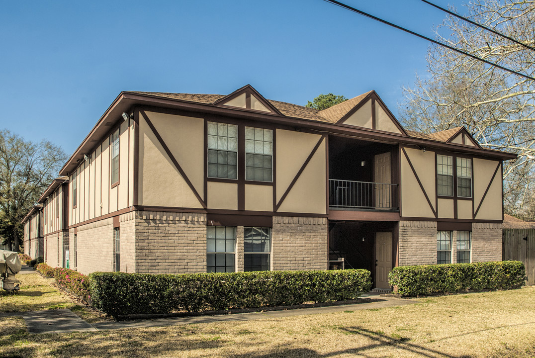 645-685 E Lavaca St in Beaumont, TX - Building Photo