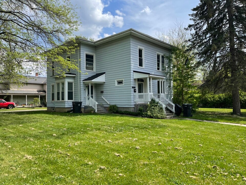 305 S Walnut St, Unit 2 in Howell, MI - Building Photo