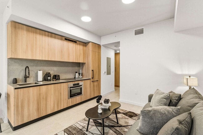 121 NE 5th St, Unit GO FL6-ID1470511P in Miami, FL - Foto de edificio - Building Photo