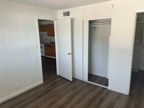 3720 Royal Crest St in Las Vegas, NV - Building Photo - Building Photo