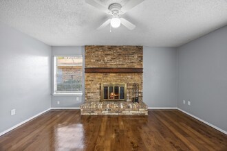 2208 Viewtop Ln in Arlington, TX - Foto de edificio - Building Photo