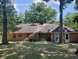 814 Pineborough Rd in Charlotte, NC - Building Photo